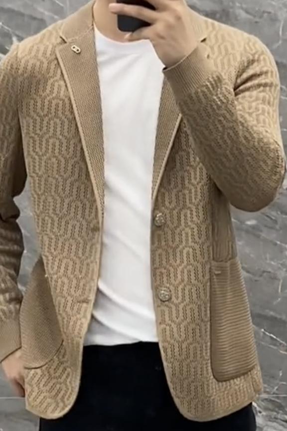 Costume tricoté pour homme : confort et style au quotidien